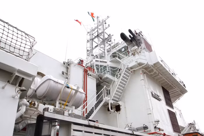 Ngoài ra, với vai trò là tàu cảnh sát biển, tàu SAMUDRA PAHEREDAR cũng có thể thực hiện nhiệm vụ như giám sát, phòng vệ, tìm kiếm cứu nạn và sơ tán y tế.