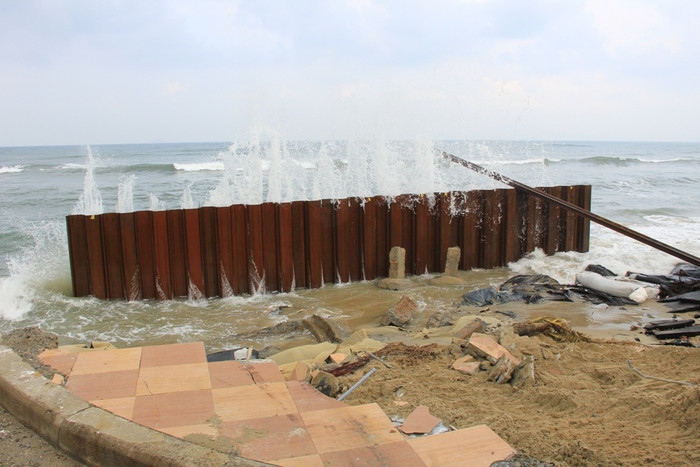 Sóng biển đánh vào có lúc cao hơn 10m với sức mạnh khủng khiếp nên nhiều công trình bị hư hại nặng. Sóng biển đánh vào có lúc cao hơn 10m với sức mạnh khủng khiếp nên nhiều công trình bị hư hại nặng.