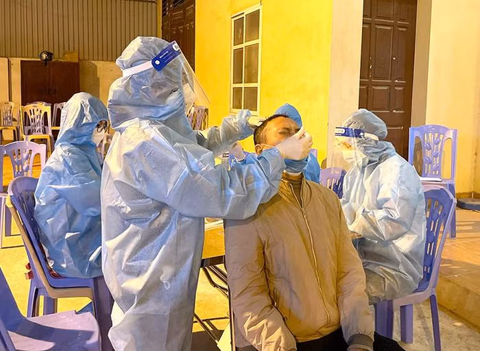 Phú Thọ triển khai thần tốc xét nghiệm ở các khu vực có ca mắc cộng đồng. Với sự tham gia của 5.275 cán bộ lấy mẫu, thành phố Việt Trì đã hoàn thành kế hoạch SARS-CoV-2 cho toàn bộ người dân trên địa bàn. Ảnh: Báo Phú Thọ