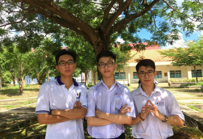 Nguyễn Anh Khoa (ở giữa) cựu học sinh lớp chuyên Anh trường Trung học phổ thông chuyên Bến Tre. Ảnh: NVCC Nguyễn Anh Khoa (ở giữa) cựu học sinh lớp chuyên Anh trường Trung học phổ thông chuyên Bến Tre. Ảnh: NVCC