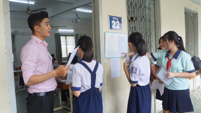 Các thí sinh trước kỳ thi tuyển sinh vào lớp 10. (Ảnh: H.L) Các thí sinh trước kỳ thi tuyển sinh vào lớp 10. (Ảnh: H.L)