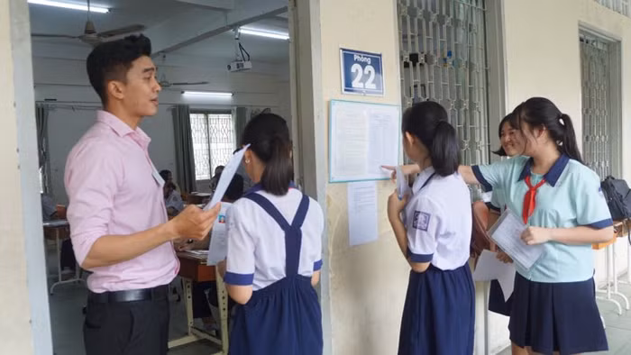 Các thí sinh trước kỳ thi tuyển sinh vào lớp 10. (Ảnh: H.L)