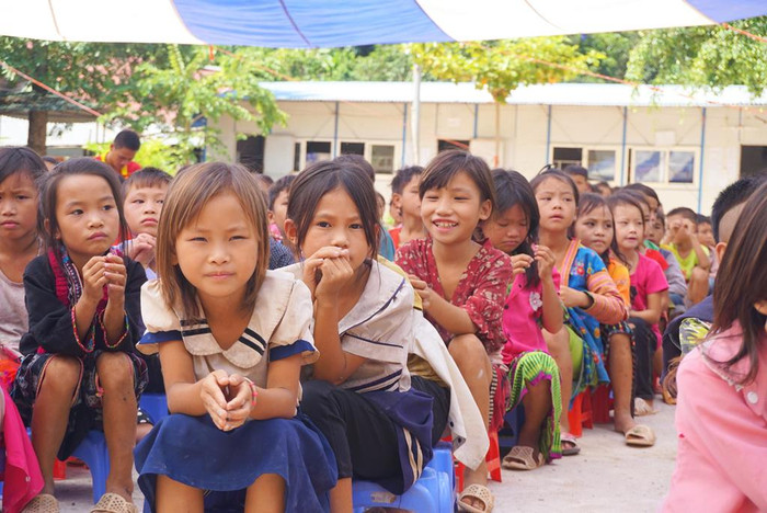 Học sinh nơi đây chủ yếu thuộc các dân tộc: Cống, Dao, H’Mông. Ở đây phụ nữ đa phần không biết nói tiếng phổ thông, nên các thầy cô thuyết phục cho trẻ đến trường không hề dễ. Và để dạy cho trẻ, các thầy cô giáo từ dưới xuôi lên phải học tiếng của trẻ - tiếng Mông, tiếng Dao rồi mới dạy được tiếng Kinh. Theo chia sẻ, năm 2012 xã mới có đường xe máy để đi. 2 năm sau, năm 2014 mới có chuyến xe ô tô đầu tiên lên xã và đến năm 2016 mới có điện để thắp sáng. Bệnh viện ở xa - cách điểm trường trung tâm gần 100 cây số, đi bộ mất khoảng 6 – 7 tiếng đồng hồ mới ra được đường lớn để bắt xe. Học sinh nơi đây chủ yếu thuộc các dân tộc: Cống, Dao, H’Mông. Ở đây phụ nữ đa phần không biết nói tiếng phổ thông, nên các thầy cô thuyết phục cho trẻ đến trường không hề dễ. Và để dạy cho trẻ, các thầy cô giáo từ dưới xuôi lên phải học tiếng của trẻ - tiếng Mông, tiếng Dao rồi mới dạy được tiếng Kinh. Theo chia sẻ, năm 2012 xã mới có đường xe máy để đi. 2 năm sau, năm 2014 mới có chuyến xe ô tô đầu tiên lên xã và đến năm 2016 mới có điện để thắp sáng. Bệnh viện ở xa - cách điểm trường trung tâm gần 100 cây số, đi bộ mất khoảng 6 – 7 tiếng đồng hồ mới ra được đường lớn để bắt xe.