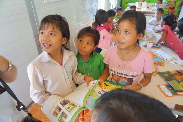Em Lò Thị Thư (9 tuổi, dân tộc Cống – áo trắng) được một cô giáo Ban Mai tranh thủ dạy một số câu chào bằng tiếng Anh. Thư tiếp thu rất nhanh, phát âm khá chuẩn, được cô khen, ánh mắt em lấp lánh niềm vui. “Con rất thích được đi học. Thư viện nhiều sách thế này, con sẽ đọc mỗi tuần 1-2 quyển để hiểu biết về cuộc sống bên ngoài nhiều hơn nữa”, Thư hào hứng chia sẻ. Em Lò Thị Thư (9 tuổi, dân tộc Cống – áo trắng) được một cô giáo Ban Mai tranh thủ dạy một số câu chào bằng tiếng Anh. Thư tiếp thu rất nhanh, phát âm khá chuẩn, được cô khen, ánh mắt em lấp lánh niềm vui. “Con rất thích được đi học. Thư viện nhiều sách thế này, con sẽ đọc mỗi tuần 1-2 quyển để hiểu biết về cuộc sống bên ngoài nhiều hơn nữa”, Thư hào hứng chia sẻ.