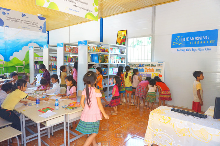 Thư viện vừa đi vào hoạt động đã thu hút rất đông học sinh tìm đến. Hơn 2.500 đầu sách mới đã có mặt trên các giá sách của thư viện, gồm các loại: Sách truyện thiếu nhi, sách kỹ năng và sách tham khảo do Nhà xuất bản Kim Đồng, Nhà xuất bản Giáo dục Việt Nam tài trợ. Thư viện vừa đi vào hoạt động đã thu hút rất đông học sinh tìm đến. Hơn 2.500 đầu sách mới đã có mặt trên các giá sách của thư viện, gồm các loại: Sách truyện thiếu nhi, sách kỹ năng và sách tham khảo do Nhà xuất bản Kim Đồng, Nhà xuất bản Giáo dục Việt Nam tài trợ.