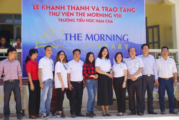 Cô Mai Thị Lan Anh - Chủ tịch Hệ thống giáo dục Ban Mai (thứ 4 từ phải sang) hy vọng, thư viện The Morning VIII là cầu nối để các con học sinh có nhiều cơ hội để tiếp cận với tri thức, thế giới xung quanh. Ảnh: Nhà trường cung cấp Cô Mai Thị Lan Anh - Chủ tịch Hệ thống giáo dục Ban Mai (thứ 4 từ phải sang) hy vọng, thư viện The Morning VIII là cầu nối để các con học sinh có nhiều cơ hội để tiếp cận với tri thức, thế giới xung quanh. Ảnh: Nhà trường cung cấp