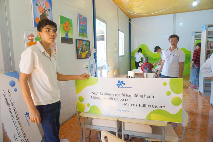 Thầy Phạm Văn Ninh (Phó Hiệu trưởng, quê Hải Dương) vừa treo biển trang trí thư viện, vừa chia sẻ: “Thư viện được xây trên bãi đất đầy đá sỏi của trường, là một niềm vui mừng khôn xiết cho học trò vùng cao khó khăn như Nậm Chà, tiếp thêm động lực để các thầy cô bám bản bám trường vì các em". Thầy Phạm Văn Ninh (Phó Hiệu trưởng, quê Hải Dương) vừa treo biển trang trí thư viện, vừa chia sẻ: “Thư viện được xây trên bãi đất đầy đá sỏi của trường, là một niềm vui mừng khôn xiết cho học trò vùng cao khó khăn như Nậm Chà, tiếp thêm động lực để các thầy cô bám bản bám trường vì các em".
