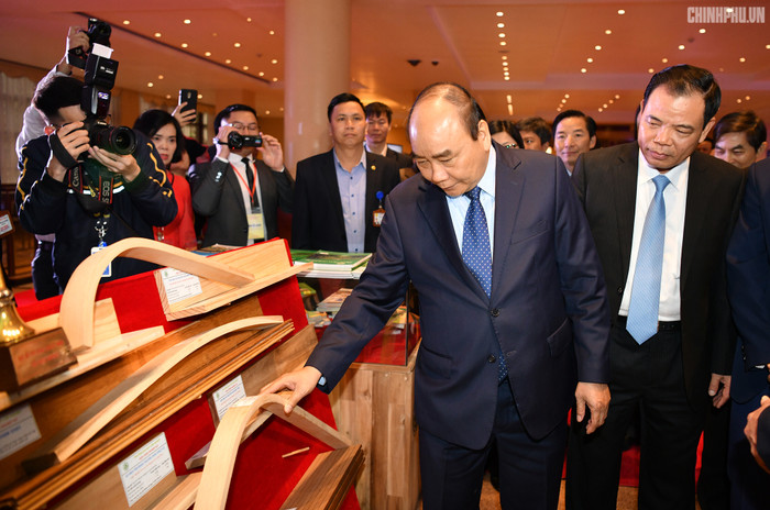 Thủ tướng thăm quan các gian hàng. Ảnh: VGP Thủ tướng thăm quan các gian hàng. Ảnh: VGP