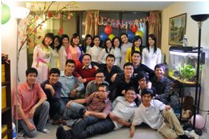 Đặng Bùi Hoàn (áo hồng ngoài cùng bên trái) cùng các du học sinh Việt Nam tại Đại học tổng hợp Waterloo liên hoan chào năm mới. Đặng Bùi Hoàn (áo hồng ngoài cùng bên trái) cùng các du học sinh Việt Nam tại Đại học tổng hợp Waterloo liên hoan chào năm mới.