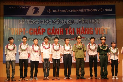Thủ khoa và các sinh viên có hoàn cảnh khó khăn nhận được học bổng "Chắp cánh tài năng Việt". Thủ khoa và các sinh viên có hoàn cảnh khó khăn nhận được học bổng "Chắp cánh tài năng Việt".