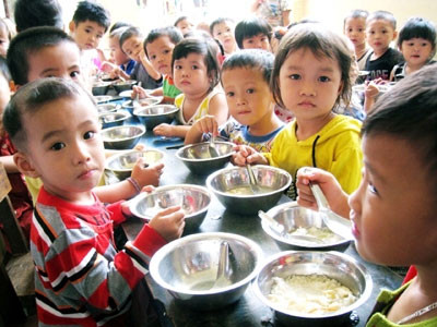 Cha mẹ những em bé thuộc trường Mẫu giáo Điện Ngọc này phải đóng nhiều khoản thu vô lý. Cha mẹ những em bé thuộc trường Mẫu giáo Điện Ngọc này phải đóng nhiều khoản thu vô lý.