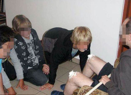 Thầy giáo bắt học sinh phải liếm kem trên đầu gối Thầy giáo bắt học sinh phải liếm kem trên đầu gối