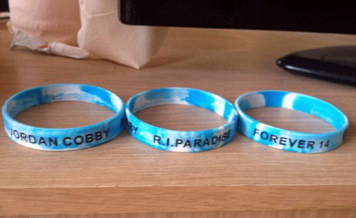 Chiếc vòng tưởng niệm Jordan Cobby. Chiếc vòng tưởng niệm Jordan Cobby.