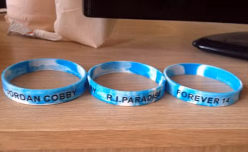 Chiếc vòng tưởng niệm Jordan Cobby.