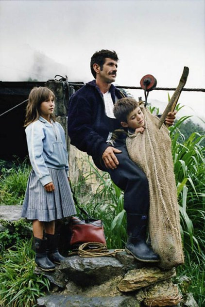 Một em nhỏ đang chui vào một chiếc bao treo trên móc cáp. Chùm ảnh: Tìm giải pháp cải thiện khả năng học hỏi của trẻ Chùm ảnh: Chủ tịch nước trồng cây lưu niệm tại Trường ĐH KHXH & NV Chùm ảnh: Học sinh Hà Nội co ro trong cái lạnh đầu mùa