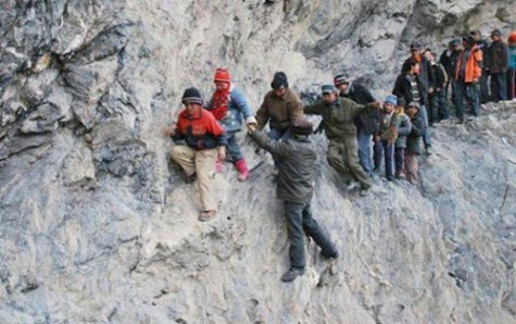 Để đến trường học tại phía Nam của đất nước Mông Cổ, học sinh phải trải qua một chuyến hành trình dài tới hai ngày. Các bạn phải băng qua sông, suối và những ngọn núi lởm chởm để đến được ngôi trường nội trú. Khi đến kỳ nghỉ, các bạn lại theo con đường này trở về nhà. Chùm ảnh: Tìm giải pháp cải thiện khả năng học hỏi của trẻ Chùm ảnh: Chủ tịch nước trồng cây lưu niệm tại Trường ĐH KHXH & NV Chùm ảnh: Học sinh Hà Nội co ro trong cái lạnh đầu mùa