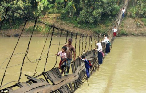 Các bạn học sinh vẫn cố gắng bám víu để qua sông Chùm ảnh: Tìm giải pháp cải thiện khả năng học hỏi của trẻ Chùm ảnh: Chủ tịch nước trồng cây lưu niệm tại Trường ĐH KHXH & NV Chùm ảnh: Học sinh Hà Nội co ro trong cái lạnh đầu mùa