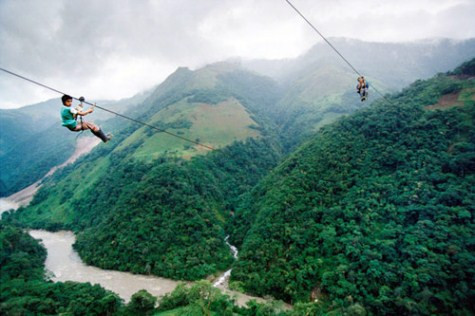 Đây là con đường duy nhất để học sinh và người dân tại khu vực Rio Negro (Colombia) giao thông – liên lạc với thế giới bên ngoài. Hàng ngày các bạn học sinh vẫn phải đu mình trên sợi cáp treo cao gần 300m, bên dưới cũng là một con sông chảy xiết. Tuy rằng, chỉ mất một phút là các bạn có thể sang bên kia núi, nhưng các dây cáp đã bắt đầu rỉ sét và thời tiết thì luôn có gió mạnh thổi qua. Chùm ảnh: Tìm giải pháp cải thiện khả năng học hỏi của trẻ Chùm ảnh: Chủ tịch nước trồng cây lưu niệm tại Trường ĐH KHXH & NV Chùm ảnh: Học sinh Hà Nội co ro trong cái lạnh đầu mùa