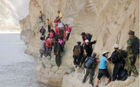 Chỉ cần sa chân là sẽ rơi xuống dòng nước đang chảy xiết. Chùm ảnh: Tìm giải pháp cải thiện khả năng học hỏi của trẻ Chùm ảnh: Chủ tịch nước trồng cây lưu niệm tại Trường ĐH KHXH & NV Chùm ảnh: Học sinh Hà Nội co ro trong cái lạnh đầu mùa