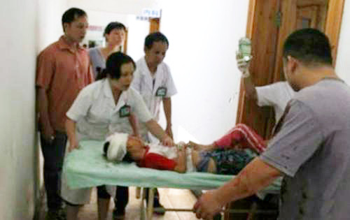 Một học sinh bị thương được đưa vào bệnh viện Một học sinh bị thương được đưa vào bệnh viện