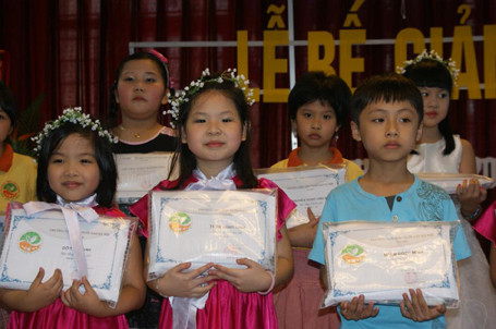 Trao học bổng. Trao học bổng.