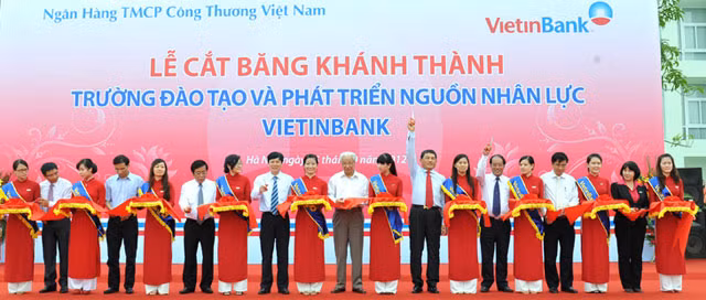 Lễ cắt băng khánh thành Trường ĐT&PTNNL VietinBank. Lễ cắt băng khánh thành Trường ĐT&PTNNL VietinBank.