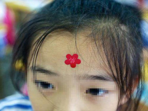 Học sinh ngoan được đóng dấu đỏ. Học sinh ngoan được đóng dấu đỏ.