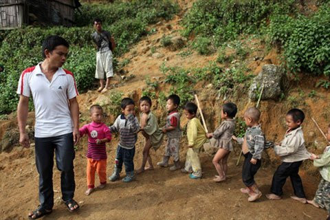 Thầy giáo Lò Văn Xanh - người đã lập nhiều “kỷ lục” cùng lớp học mầm non của mình ở điểm trường Nhóm Pó.