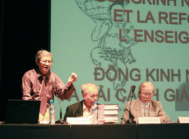 GS Vũ Thế Khôi phát biểu tại tọa đàm, bên cạnh là hai diễn giả: GS Chương Thâu và GS Nguyễn Khắc Mai. GS Vũ Thế Khôi phát biểu tại tọa đàm, bên cạnh là hai diễn giả: GS Chương Thâu và GS Nguyễn Khắc Mai.