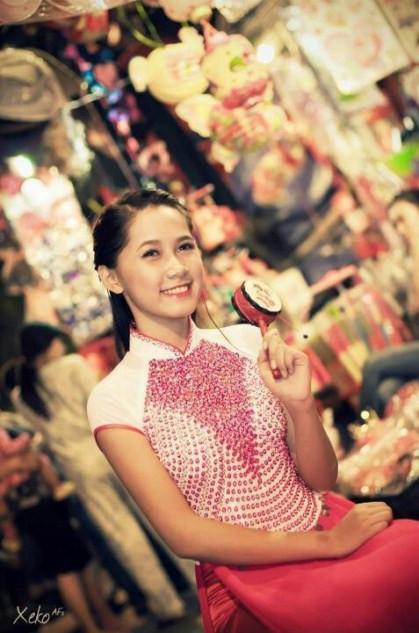 Phương Thảo lựa cho mình món đồ chơi truyền thống. Những nữ sinh diện áo dài đẹp hơn vẻ xuân thì của Mai Phương Thúy (P20) >>Điểm danh những hotgirl siêu kute làm điên đảo mạng facebook >>Hotgirl gợi cảm của trường quốc tế SIMBE >>Hotgirl ĐH Phương Đông rạng ngời đón trung thu Phương Thảo lựa cho mình món đồ chơi truyền thống. Những nữ sinh diện áo dài đẹp hơn vẻ xuân thì của Mai Phương Thúy (P20) >>Điểm danh những hotgirl siêu kute làm điên đảo mạng facebook >>Hotgirl gợi cảm của trường quốc tế SIMBE >>Hotgirl ĐH Phương Đông rạng ngời đón trung thu