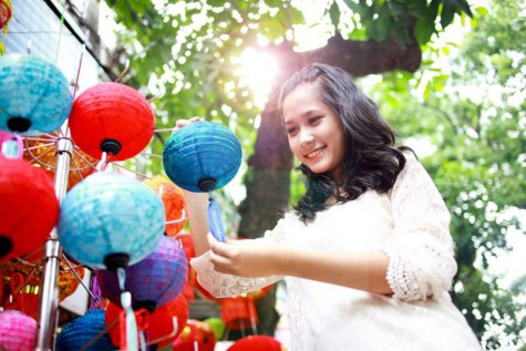 Cô bạn thích thú với những chiếc đèn lồng rực rỡ. Những nữ sinh diện áo dài đẹp hơn vẻ xuân thì của Mai Phương Thúy (P20) >>Điểm danh những hotgirl siêu kute làm điên đảo mạng facebook >>Hotgirl gợi cảm của trường quốc tế SIMBE >>Hotgirl ĐH Phương Đông rạng ngời đón trung thu Cô bạn thích thú với những chiếc đèn lồng rực rỡ. Những nữ sinh diện áo dài đẹp hơn vẻ xuân thì của Mai Phương Thúy (P20) >>Điểm danh những hotgirl siêu kute làm điên đảo mạng facebook >>Hotgirl gợi cảm của trường quốc tế SIMBE >>Hotgirl ĐH Phương Đông rạng ngời đón trung thu