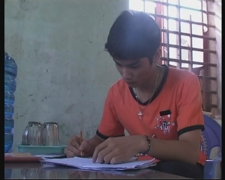 Vượt lên nỗi đau mất bố, Đậu Anh Tuấn hoàn thành xuất sắc kỳ thi tốt nghiệp THPT và thi ĐH. Vượt lên nỗi đau mất bố, Đậu Anh Tuấn hoàn thành xuất sắc kỳ thi tốt nghiệp THPT và thi ĐH.