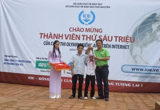 Ma Đình Linh cùng gia đình nhận phần thưởng.