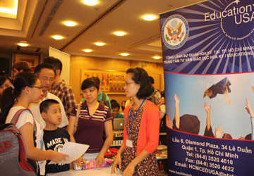 Phụ huynh, học sinh tìm hiểu thông tin du học Mỹ tại Trung tâm Tư vấn giáo dục Mỹ (EducationUSA) thuộc Tổng Lãnh sự quán Mỹ tại TP.HCM. Phụ huynh, học sinh tìm hiểu thông tin du học Mỹ tại Trung tâm Tư vấn giáo dục Mỹ (EducationUSA) thuộc Tổng Lãnh sự quán Mỹ tại TP.HCM.