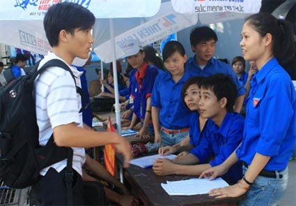 Thành viên câu lạc bộ Sinh viên mồ côi đang tư vấn cho thí sinh. Thành viên câu lạc bộ Sinh viên mồ côi đang tư vấn cho thí sinh.