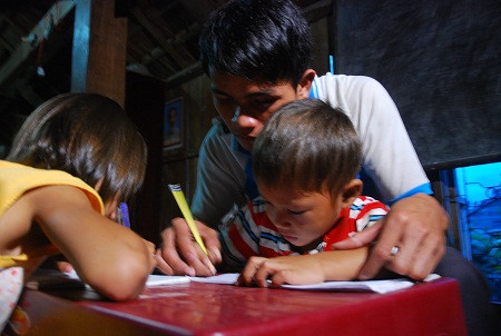 Nay Lép trong căn phòng trọ sau khi nhập học trường ĐH Tây Nguyên. Nay Lép trong căn phòng trọ sau khi nhập học trường ĐH Tây Nguyên.