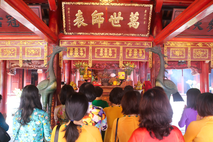 Tập thể cán bộ, thầy cô giáo và học sinh dâng hương trước khi tổ chức lễ khai giảng. Ảnh: Doãn Nhàn