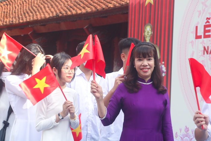 Diễu hành chào đón học sinh lớp 10. Ảnh: Doãn Nhàn