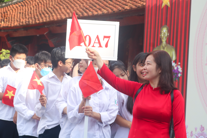 Đoàn học sinh lớp 10 và cô giáo chủ nhiệm đang diễu hành. Ảnh: Doãn Nhàn