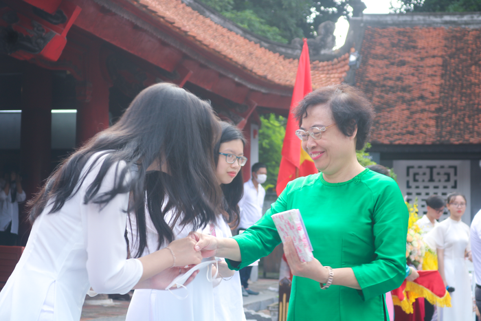 Lãnh đạo nhà trường phát giấy khen thưởng cho một số học sinh có thành tích xuất sắc. Ảnh: Doãn Nhàn