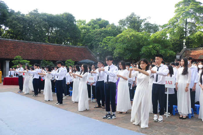 Học sinh cùng nhau dâng hương tưởng nhớ về người Anh hùng dân tộc Đinh Tiên Hoàng và thề nguyền thực hiện “lời thề khuyến học” thiêng liêng trước buổi lễ khai giảng. Ảnh: Doãn Nhàn