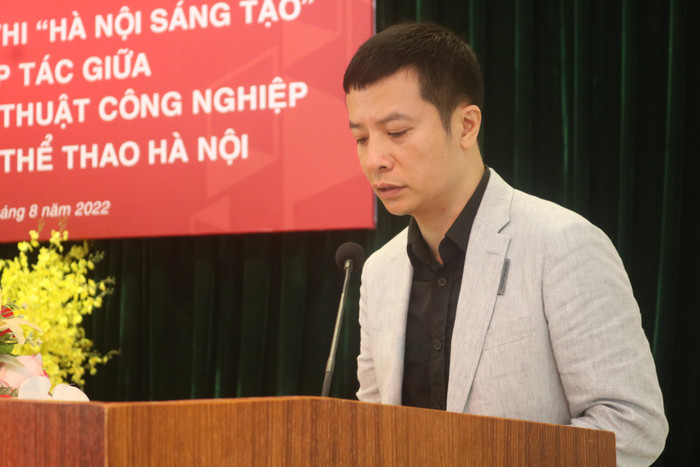 Thầy Lưu Việt Thắng - Đại diện Ban tổ chức công bố thể lệ cuộc thi.