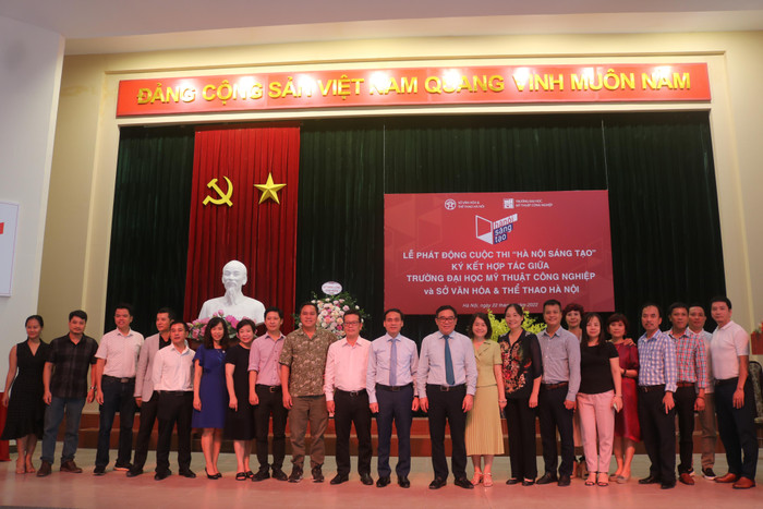 Cuối buổi lễ, đại diện Trường Đại học Mỹ thuật Công nghiệp cùng lãnh đạo Sở Văn hóa và Thể thao Hà Nội và các đại biểu chụp ảnh lưu niệm.