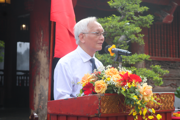 Thầy Nguyễn Tùng Lâm phát biểu tại buổi lễ khai giảng. Ảnh: Doãn Nhàn