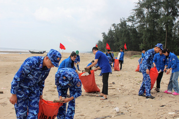 Đoàn viên thanh niên tham gia tổ chức dọn vệ sinh, thu gom rác thải tại bãi biển thuộc 2 xã Xuân Phổ, Xuân Đan. z5520981733385_1ae31099c210c534aff38cea1589768b.jpg