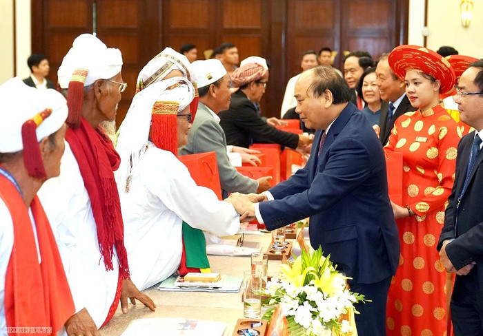 Thủ tướng và các đại biểu tham dự cuộc gặp mặt. Ảnh: VGP Thủ tướng và các đại biểu tham dự cuộc gặp mặt. Ảnh: VGP