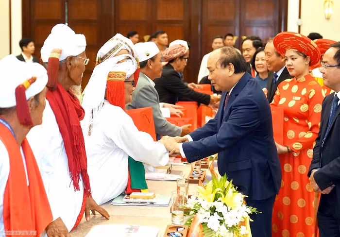 Thủ tướng và các đại biểu tham dự cuộc gặp mặt. Ảnh: VGP