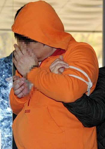 Hình ảnh ông Jang Seok Woo bị cảnh sát Hàn Quốc bắt giữ và điều tra về hành vi xâm hại tình dục đối với các học viên trong công ty Open World.