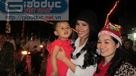 Bức ảnh Hoàng My bế bé Quỳnh Anh cho chị Lệ Thủy chụp ảnh. Bức ảnh Hoàng My bế bé Quỳnh Anh cho chị Lệ Thủy chụp ảnh.