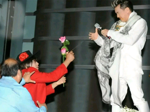 Lý Tống tấn công Đàm Vĩnh Hưng tại Mỹ vào 2 năm trước. Lý Tống tấn công Đàm Vĩnh Hưng tại Mỹ vào 2 năm trước.